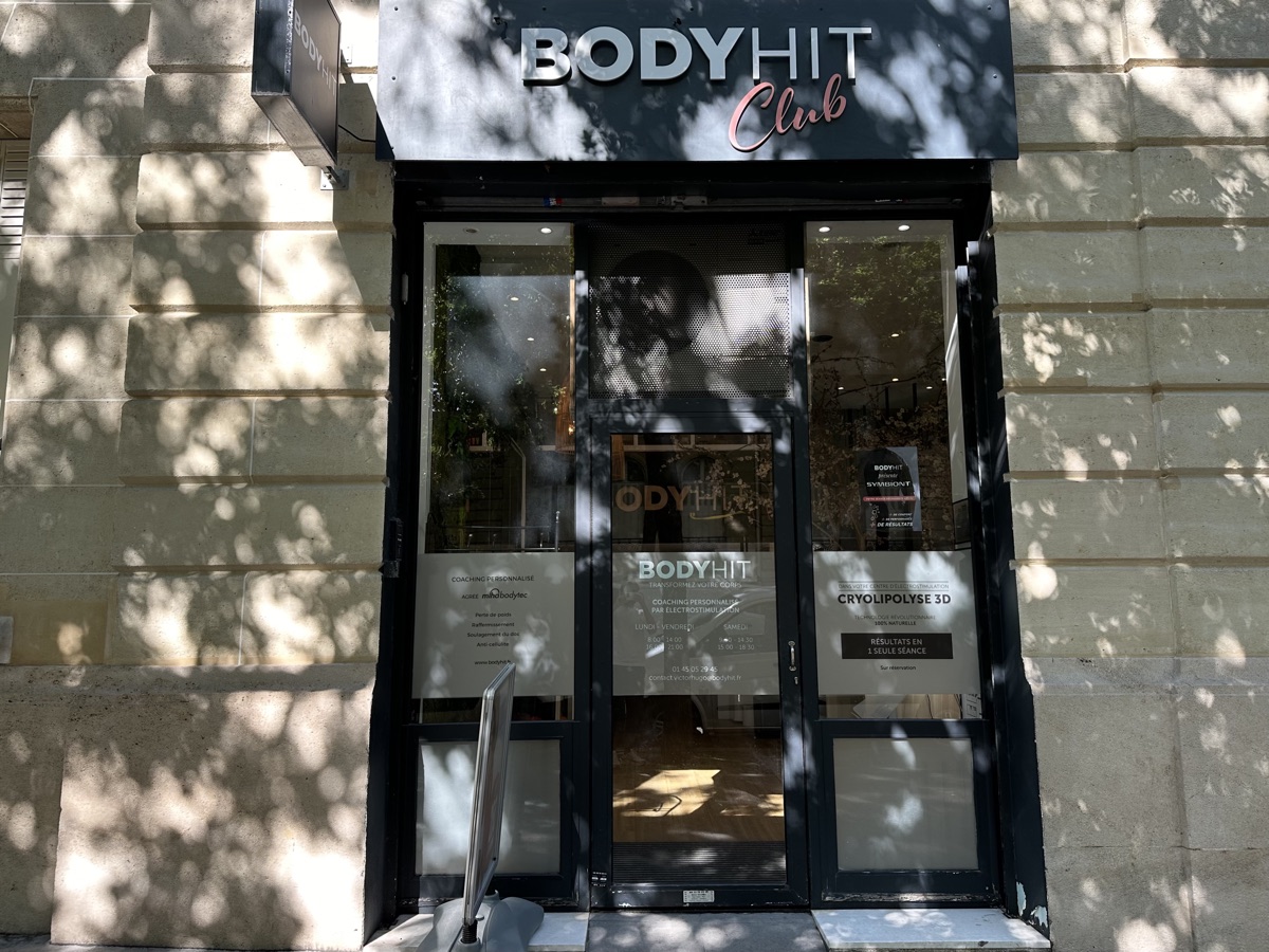 Devanture d'un centre BODYHIT Club, enseigne visible depuis la rue