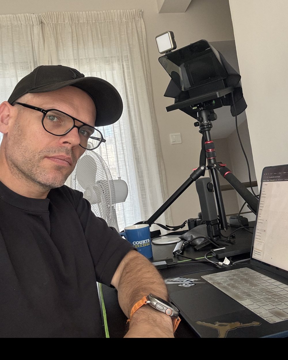Patrick Pinot à son bureau, ordinateur portable et matériel de tournage